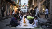 إفطار رمضاني في حي بإسطنبول (صالح علي فزلي أوغلو/ الأناضول)