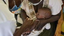 طفل ولقاح مضاد لملاريا في كينيا في أفريقيا (براين أونغورو/ فرانس برس) 