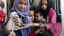 أطفال يمنيون ولقاح مضاد للحصبة في اليمن (محمد حمود/ الأناضول)