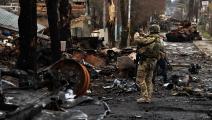 جندي أوكراني يصوّر الدمار في بوتشا (زهرة بن سمرة/رويترز)
