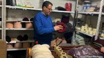 يصنع رياض بن يوسف قبعة شاشية تونسية (العربي الجديد)