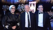 هالة زايد ونجيب ساويرس مع العريس خالد مجاهد في حفل الزفاف (تويتر)