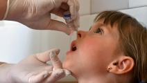 طفلة تحصل على اللقاح المضاد لشلل الأطفال (سيرغي سوبينسكي/ فرانس برس)