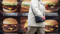يعاني كثيرون في بريطانيا من زيادة في الوزن (مات كاردي/ Getty)