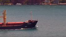 سفينة شحن سورية محملة ببضائع مسروقة من أوكرانيا تمر عبر مضيق البوسفور التركي (تويتر)