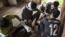 معالجة مصاب بلغم أرضي مضاد للأفراد في ميانمار (تييري فاليز/ Getty)