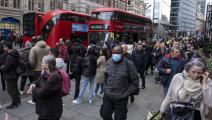 ناس وحافلات في لندن في بريطانيا (مايك كيمب/ Getty)