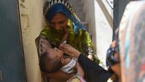 تحصين أطفال ضد شلل الأطفال في باكستان (رضوان تاباسوم/ فرانس برس)