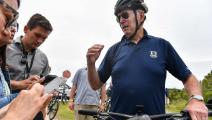 الرئيس الأميركي جو بايدن على دراجة هوائية (نيكولاس كام/ فرانس برس)