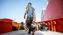 مهاجرون غير نظاميين وصلوا إلى ميناء في إيطاليا (فابريزيو فيلا/ Getty)