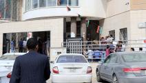 ازدحام أمام مصرف ليبي (محمود تركية/ فرانس برس)