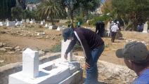 تنظيف مقبرة عز الدين القسام (العربي الجديد)