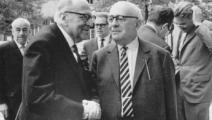 صورة تجمع هوركهايمر (يسار) وأدورنو  (يمين) وهابرماس في الخلف، 1964