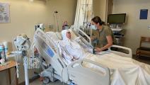 ليليان شعيتو وشقيقتها في المستشفى (عصام العبد الله/رويترز)