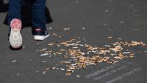 أعقاب سجائر ملقاة على الأرض (إيمانويل دونان/ فرانس برس)