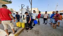 مواطنون يصطفون أمام إحدى محطات الوقود في طرابلس/فرانس برس