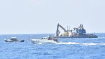 عملية بحث عن مركب غارق قبالة شاطئ طرابلس في شمال لبنان (فضل عيتاني/ Getty)