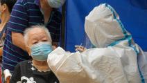 امرأة مسنة ولقاح كورونا في هونغ كونغ (شن يونغنوو/ Getty)