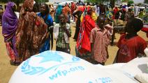 نازحون سودانيون ومساعدات غذائية بالسودان (أشرف شاذلي/ فرانس برس)