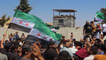 سوريون يحتجون أمام نقطة عسكرية تركية في قرية المسطومة (12/8/2022/فرانس برس)