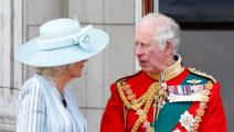الملك تشارلز وزوجته كاميلا في قصر باكنغهام، يونيو الماضي (ماكس مومبي/Getty)