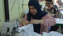 يستعين معمل الخياطة بالنساء بهدف تمكينهن (العربي الجديد)
