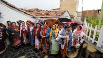 تشترك النساء في الكثير من التقاليد المجتمعية (بلال بن سالم/Getty)