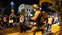 فلسطينيون في حيفا في هبة الكرامة وشرطة إسرائيلية (Getty)