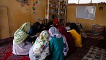 فتيات أفغانيات ودراسة منزلية وسط إغلاق المدارس (نافا جامشيدي/ Getty)