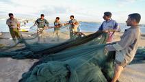 صيادون يجمعون شباكهم بعد رحلة صيد في بحر غزة/Getty