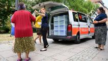 الصليب الأحمر توزع المساعدات على الأسر الفقيرة في مدينة شتوتغارد  الألمانية(getty)