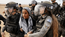 قوات الاحتلال تعتقل متظاهرة في صحراء النقب (أحمد غرابلي/فرانس برس) 