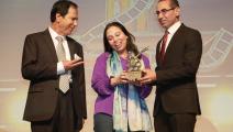 ممثلة السفارة المغربية في الأردن تستلم جائزة أفضل عمل نيابة عن فريق "مداد الخير" (فيسبوك)