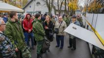 جنود احتياط روس يودعون عائلاتهم بعد تعبئتهم (سيفا كاراكان/الأناضول)