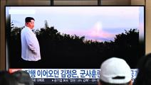 تلفزيون يعرض صورا للزعيم الكوري الشمالي وهو يشرف على اختبار صاروخ في 10 أكتوبر 2022 (فرانس برس)