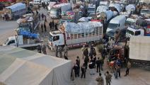 اللاجئون السوريون يتجمعون في عرسال، الأربعاء الماضي (فرانس برس)
