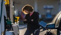 أميركية تملأ خزان سيارتها بالبنزين في محطة وقود بمدينة هيوستنGetty