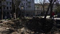 حفرة خلفتها ضربة صاروخية روسية في حديقة تاراس شيفتشينكو  بكييف، 11 أكتوبر 2022(Getty)