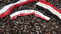 متظاهرون مصريون في ميدان التحرير يرفعون أعلاما يمنية وسورية ومصرية دعما للانتفاضات، 8 أبريل 2011 (فرانس برس)