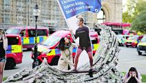 مجسم لمارك زوكربرغ في بريطانيا ولافتة "أعلم أننا نؤذي الأطفال لكنني لا أهتم" (فرانس برس)