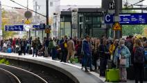 مواطنون ألمان ينتظرون وصول القطار في محطة ببرلين (Getty)