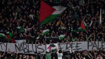جمهور سيلتيك يلوح بالأعلام الفلسطينية (آندي بوكانان/فرانس برس)
