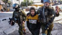 قوات الاحتلال الصهيوني تعتقل طفلاً فلسطينياً (حازم بدر/فرنس برس)
