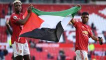 بول بوغبا وأماد ديالو يرفعان علم فلسطين (لورانس جريفز/Getty)