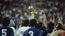 لاعبو منتخب إيطاليا 1982 يرفعون كأس العالم (بونجارتس/Getty)