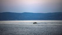 قارب مهاجرين قبالة سواحل اليونان (آريس ميسينيس/ فرانس برس)