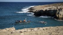 خفر السواحل ينتشل جثث مهاجرين عند سواحل اليونان (سافاس كارمانيولاس/ فرانس برس)