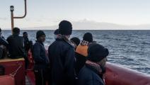 مهاجرون على متن سفينة إنقاذ في البحر الأبيض المتوسط (فينشنزو شيركوستا/ الأناضول)