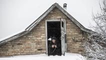 رجل أوكراني وسط الثلج في شتاء أوكرانيا (متين أكطاس/ الأناضول)