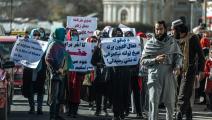 نساء أفغانيات في تظاهرة في كابول ويظهر عناصر من طالبان (فرانس برس)